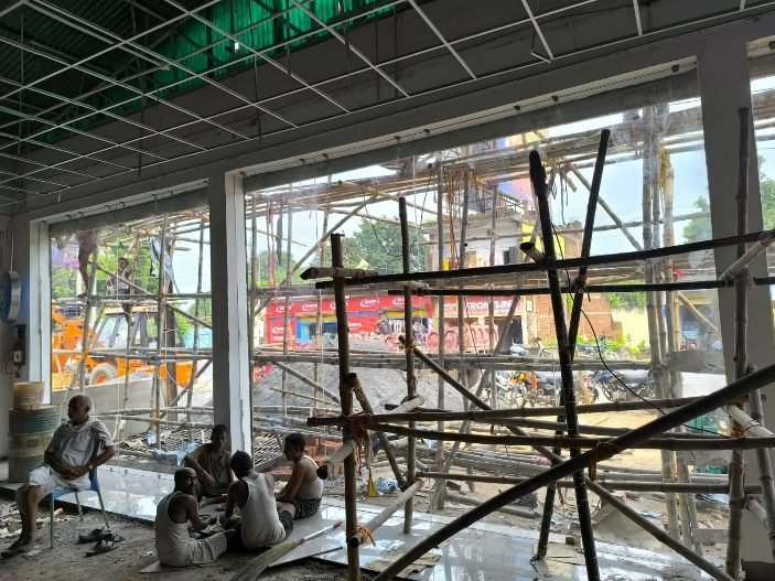 Showroom – Step 5: Glass façade & ceiling framing